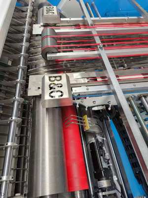 Machine de contrecollage automatique de flûtes de haute précision avec grand format de papier (170*170cm) et multiples options de puissance (22kw-30kw)