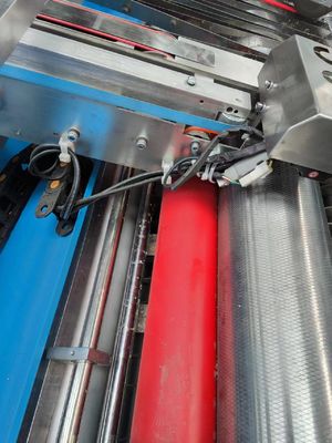 Machine de laminage à la flûte à 5 couches avec contrôle servo pour le laminage du papier ondulé et la production de produits laminés en plusieurs couches