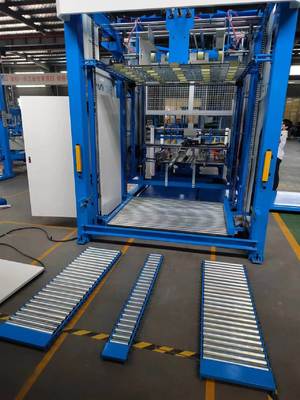 Machine d'empilage automatique à bascule intégrant une table à papier lente et des composants système pour le retournement et l'empilage de plastifieuses à cannelures dans la production d'emballages