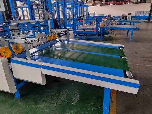 Machine d'empilage automatique à bascule intégrant une table à papier lente et des composants système pour le retournement et l'empilage de plastifieuses à cannelures dans la production d'emballages