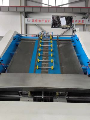 Machine de laminage ondulée avec alimentation en rouleau à feuille et ligne d'empilage à flip-flop pour la production d'emballages à grande vitesse