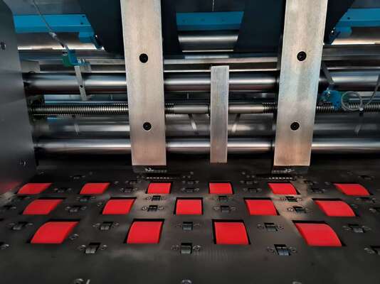 Machine de laminage à flûte à grande vitesse sans structure de pression d'alimentation et contrôle numérique de la colle pour minimiser les dommages et les déchets de colle