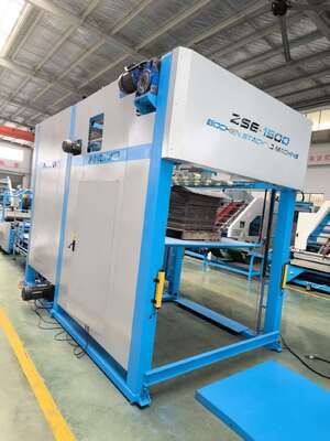 Machine d'empilage automatique à bascule intégrant une table à papier lente et des composants système pour le retournement et l'empilage de plastifieuses à cannelures dans la production d'emballages