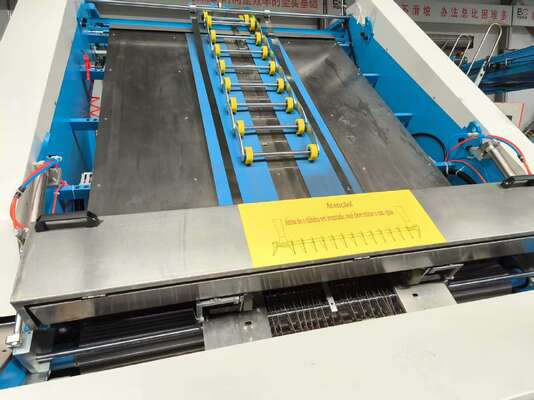 Machine à laminer à flûte à grande vitesse avec alimentation automatique et systèmes d'alignement des feuilles pour la stratification ondulée précise