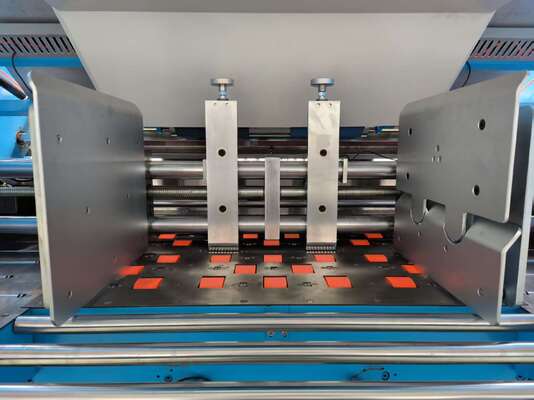 Machine de laminage à flûte à grande vitesse offrant la fabrication de boîtes de carton avec une consommation réduite de colle et aucune structure de pression d'alimentation