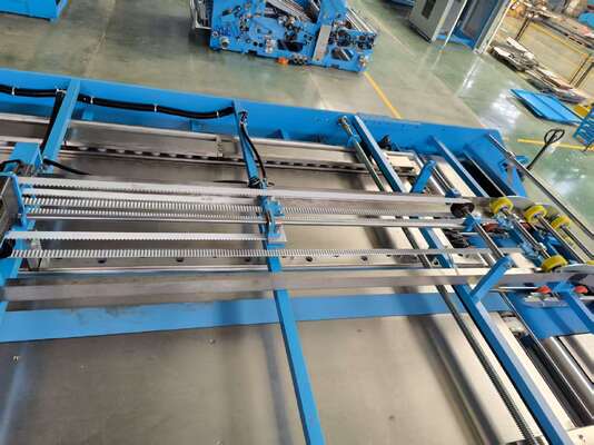 Machine de laminage à flûte à grande vitesse offrant la fabrication de boîtes de carton avec une consommation réduite de colle et aucune structure de pression d'alimentation