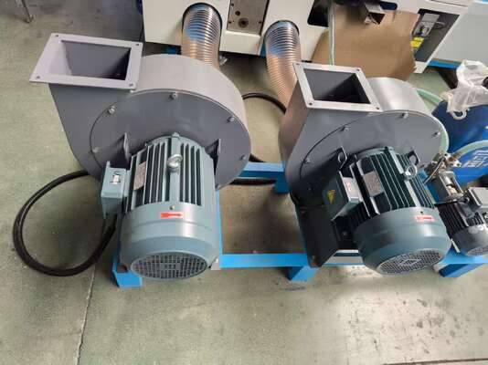 Machine de laminage à flûte à grande vitesse offrant la fabrication de boîtes de carton avec une consommation réduite de colle et aucune structure de pression d'alimentation