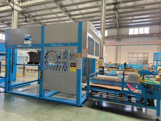 Machine d'empilage automatique à bascule intégrant une table à papier lente et des composants système pour le retournement et l'empilage de plastifieuses à cannelures dans la production d'emballages
