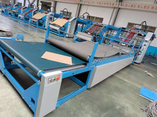 Plastifieuse automatique à cannelures conçue pour prendre en charge les tâches de stratification de carton ondulé et de stratification litho à grande vitesse