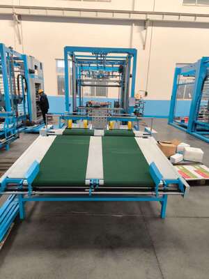 Machine d'empilage automatique à bascule intégrant une table à papier lente et des composants système pour le retournement et l'empilage de plastifieuses à cannelures dans la production d'emballages